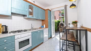 Frigorifero, microonde, forno, piano cottura