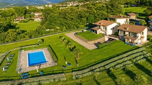 Un quartiere residenziale con piscina, diverse case e montagne sullo sfondo.