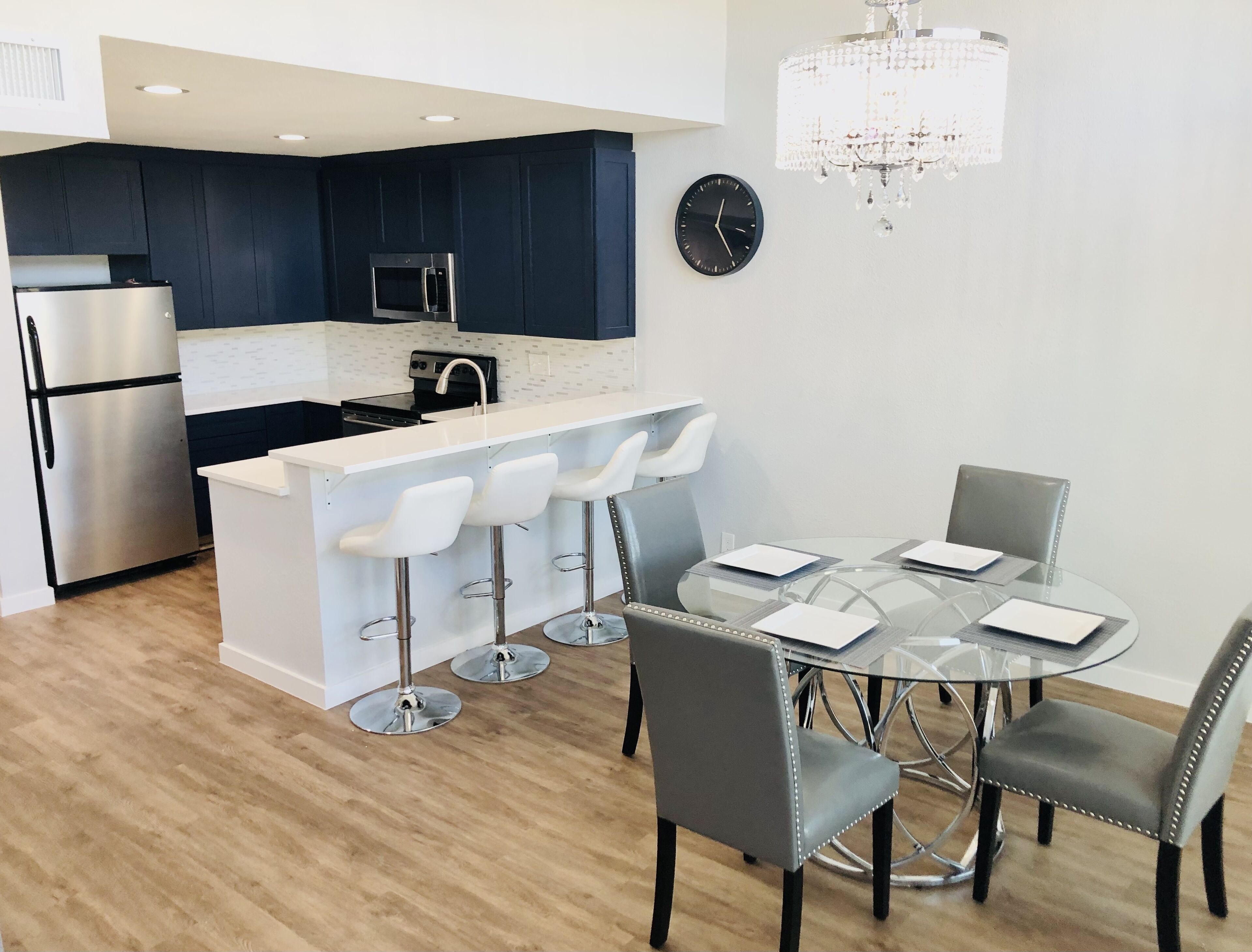 Newly Remodeled Modern Home - 5 min from lake, marina, and pool!