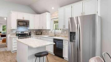 Coffee/tea maker, fridge, microwave, oven