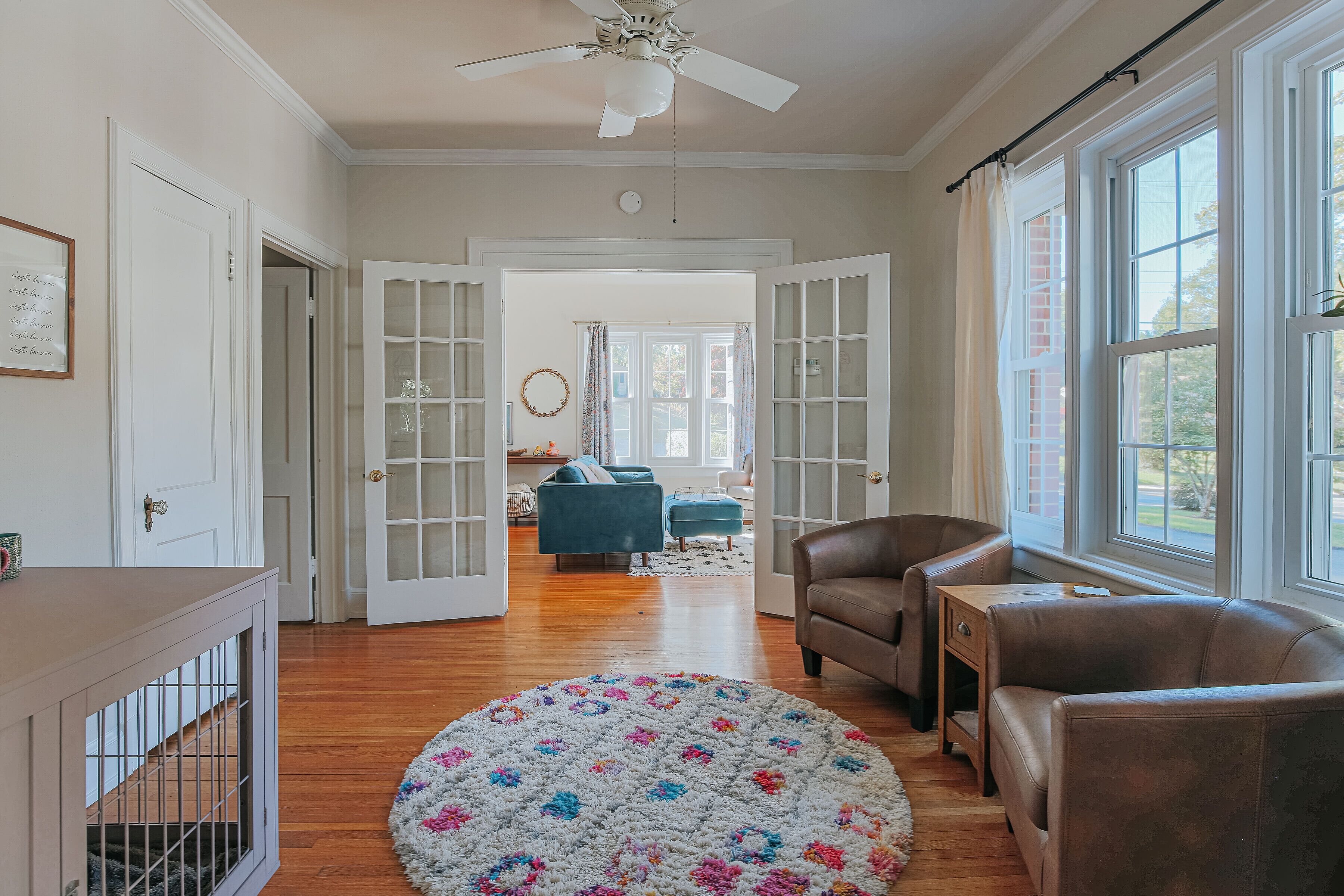 Smart TV, fireplace, books, stereo