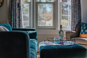 Smart-TV, peis, bøker og stereoanlegg