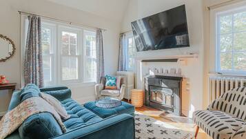 Een smart-tv, een open haard, boeken en een stereo