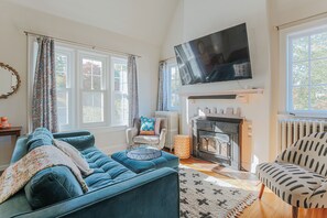 Smart-TV, Kamin, Bücher, Stereoanlage