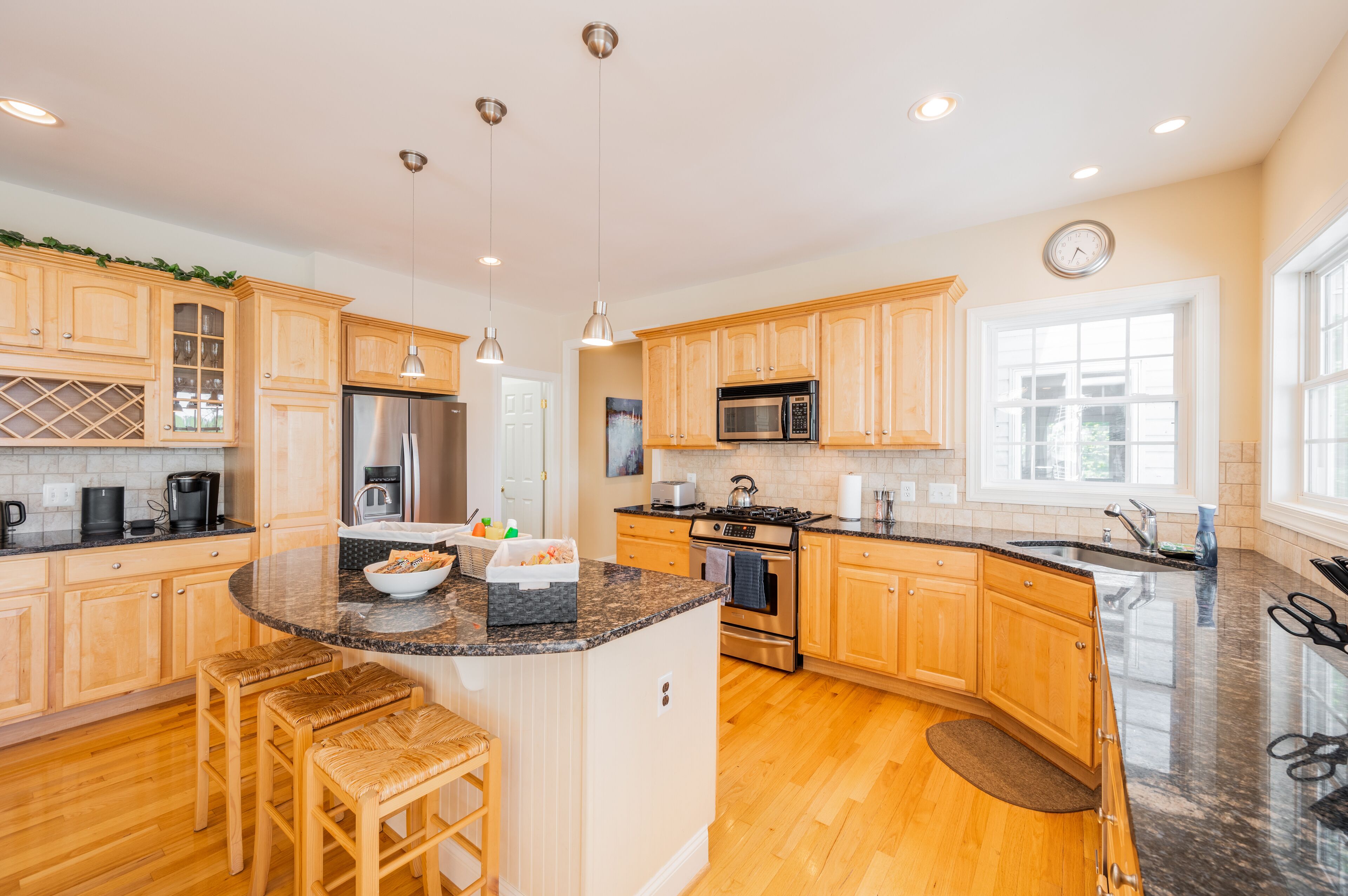 Spacious and Luxurious waterfront getaway with sprawling lake views