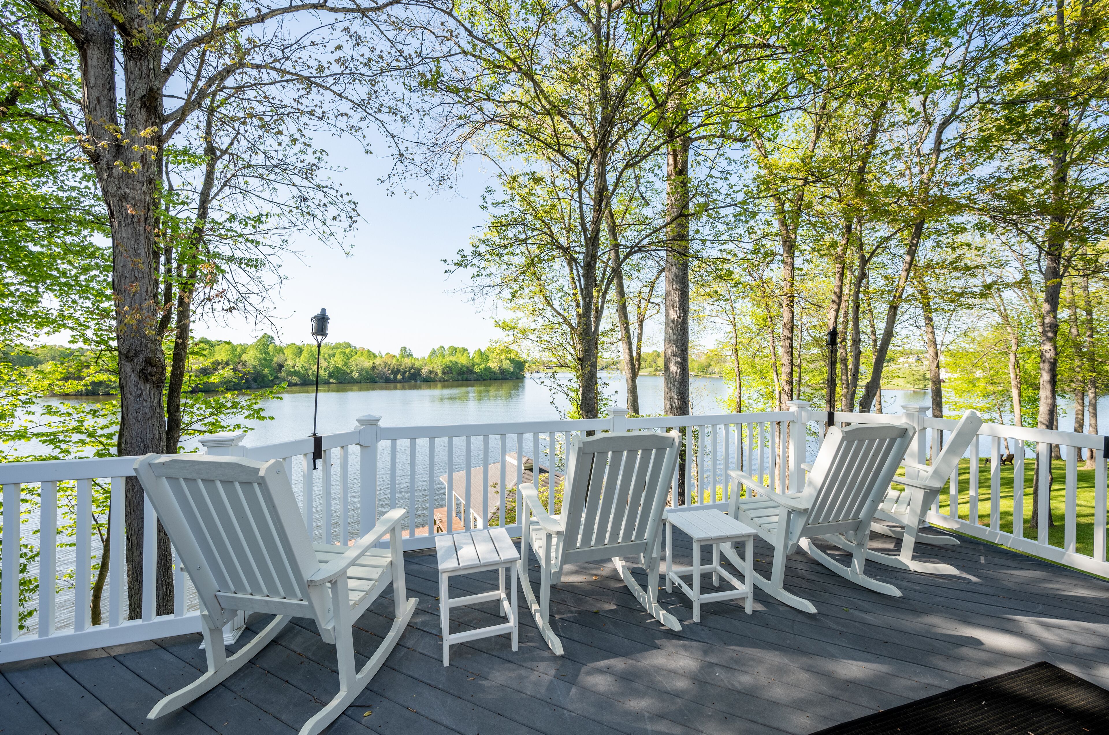 Spacious and Luxurious waterfront getaway with sprawling lake views