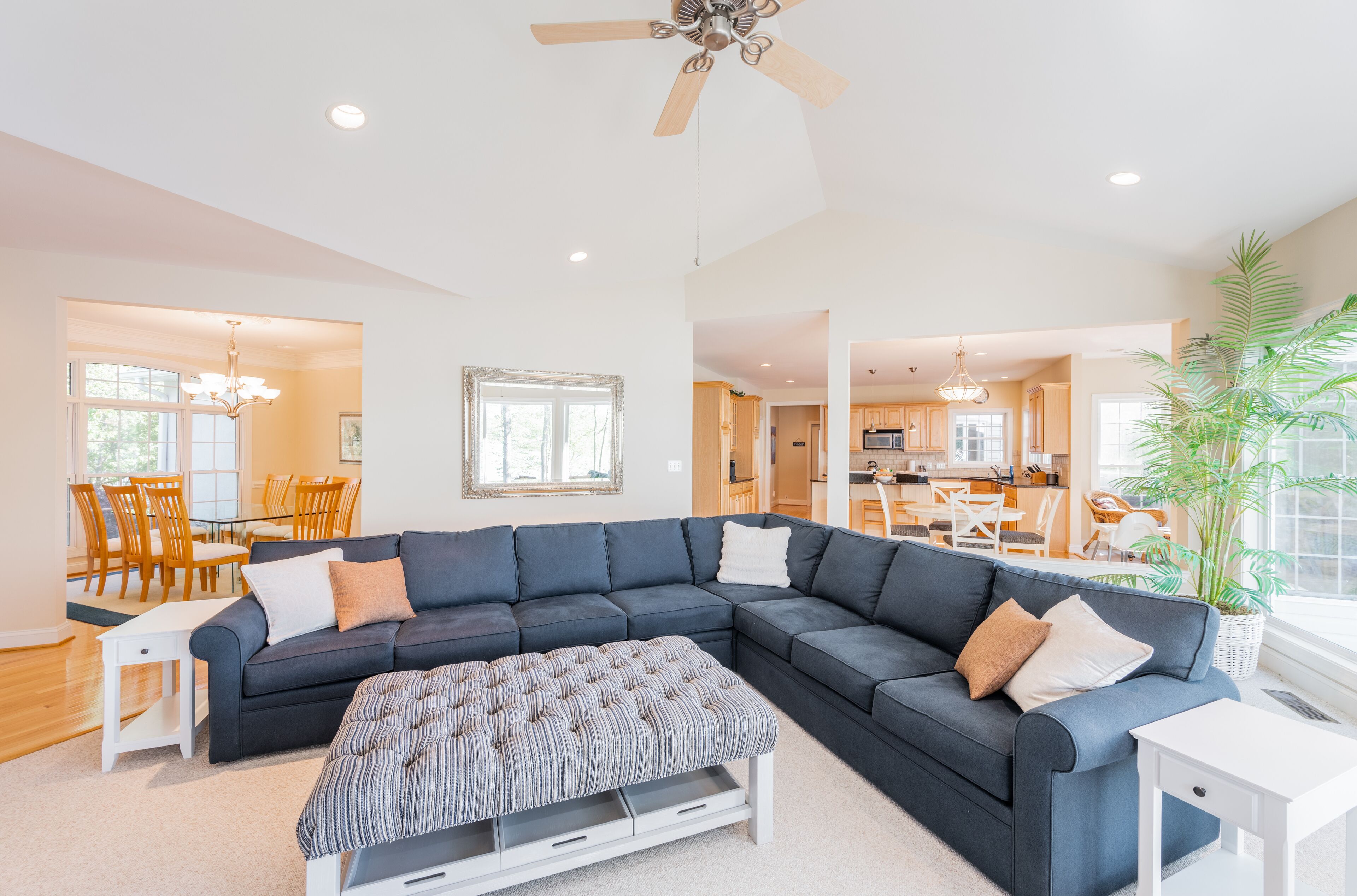 Spacious and Luxurious waterfront getaway with sprawling lake views