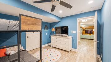 6 bedrooms, desk, free WiFi, bed sheets