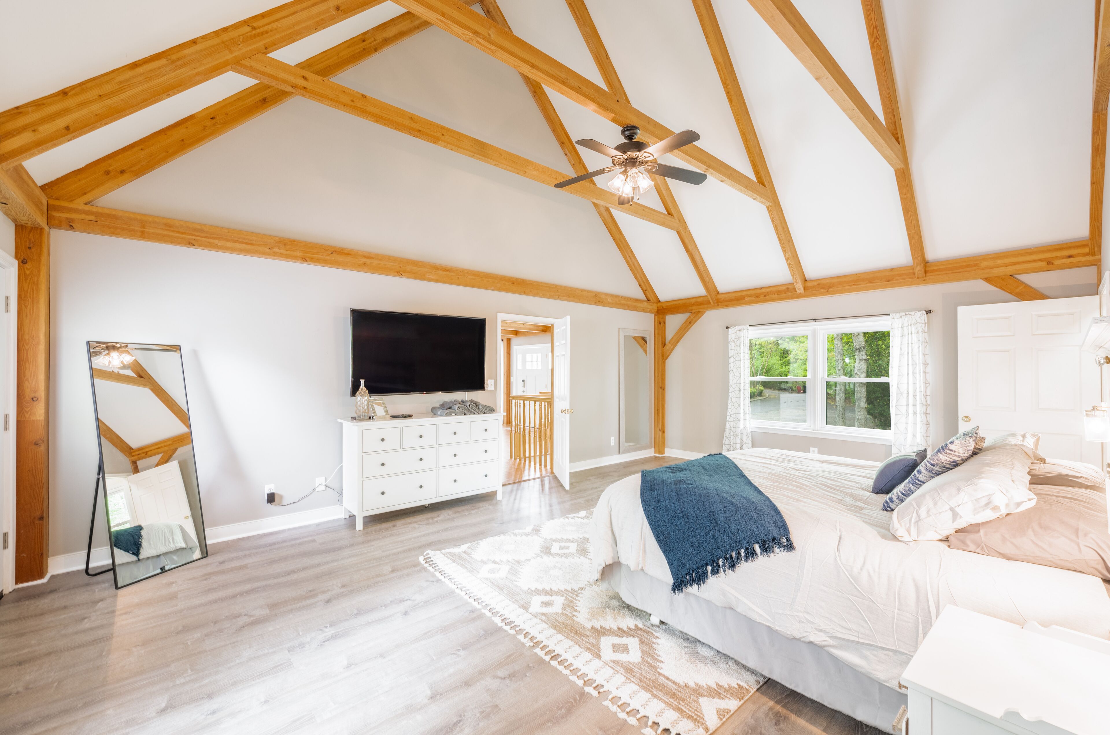 6 bedrooms, desk, free WiFi, bed sheets