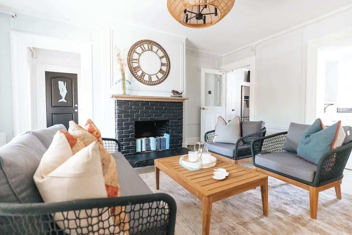 Televisión y chimenea 