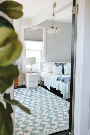 6 bedrooms, iron/ironing board, WiFi, bed sheets