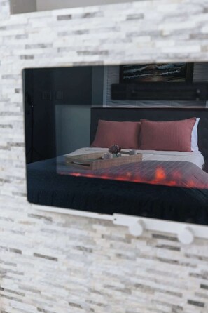 6 bedrooms, iron/ironing board, WiFi, bed sheets