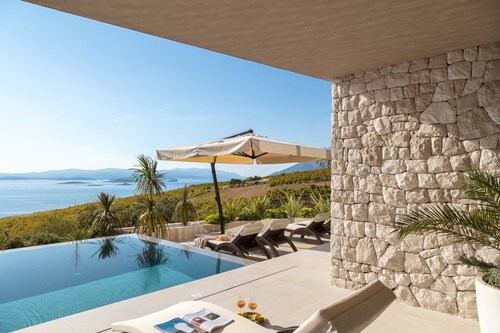 Luxusvilla Bevel mit Pool
