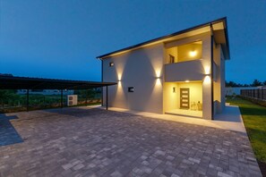 المنشأة من الخارج