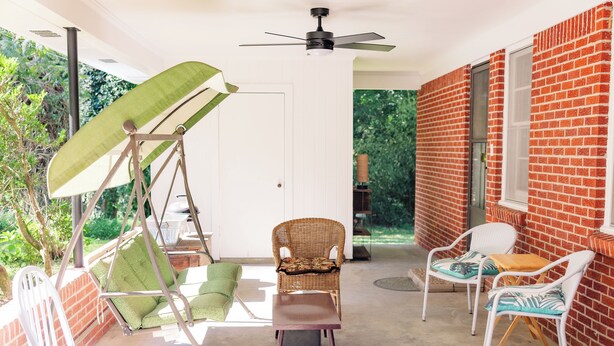 A patio with wicker chairs, a swing, and a ceiling fan. - Newly renovated, comfy & artsy! 1mi to Square, 2mi to Campus in old Oxford (Oxford)