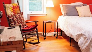 Unclassified image, 5 of 30, button - Newly renovated, comfy & artsy! 1mi to Square, 2mi to Campus in old Oxford (Oxford)