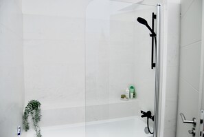 Bathtub, hair dryer - Villa (ST NAZAIRE)