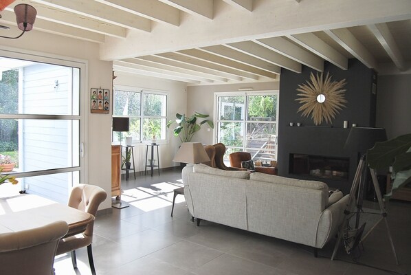 Fernseher, Kamin, Bücher