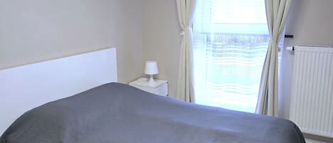 1 soverom, skrivebord, wi-fi (inkludert) og sengetøy