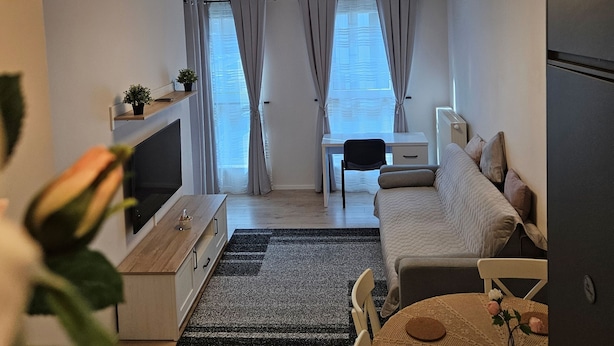 Ein kompakter Wohnbereich mit Bett, Schreibtisch und Essplatz.