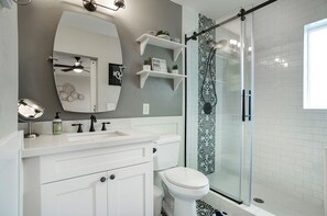 Combined shower/tub, hair dryer, towels, soap