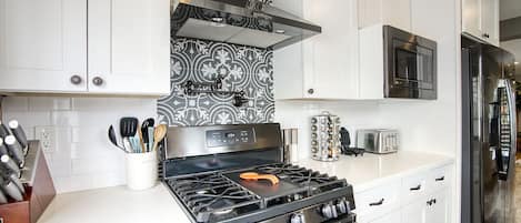 Refrigerador, microondas, horno y parrilla de estufa