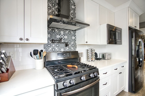 Een koelkast, een microgolfoven, een oven, een kookplaat