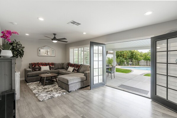 智能电视、壁炉、桌上足球、书