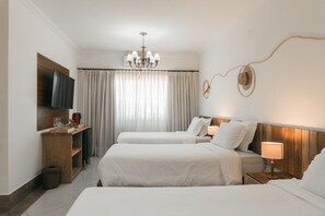 Deluxe-Dreibettzimmer | Schreibtisch, laptopgeeigneter Arbeitsplatz, Bügeleisen/Bügelbrett