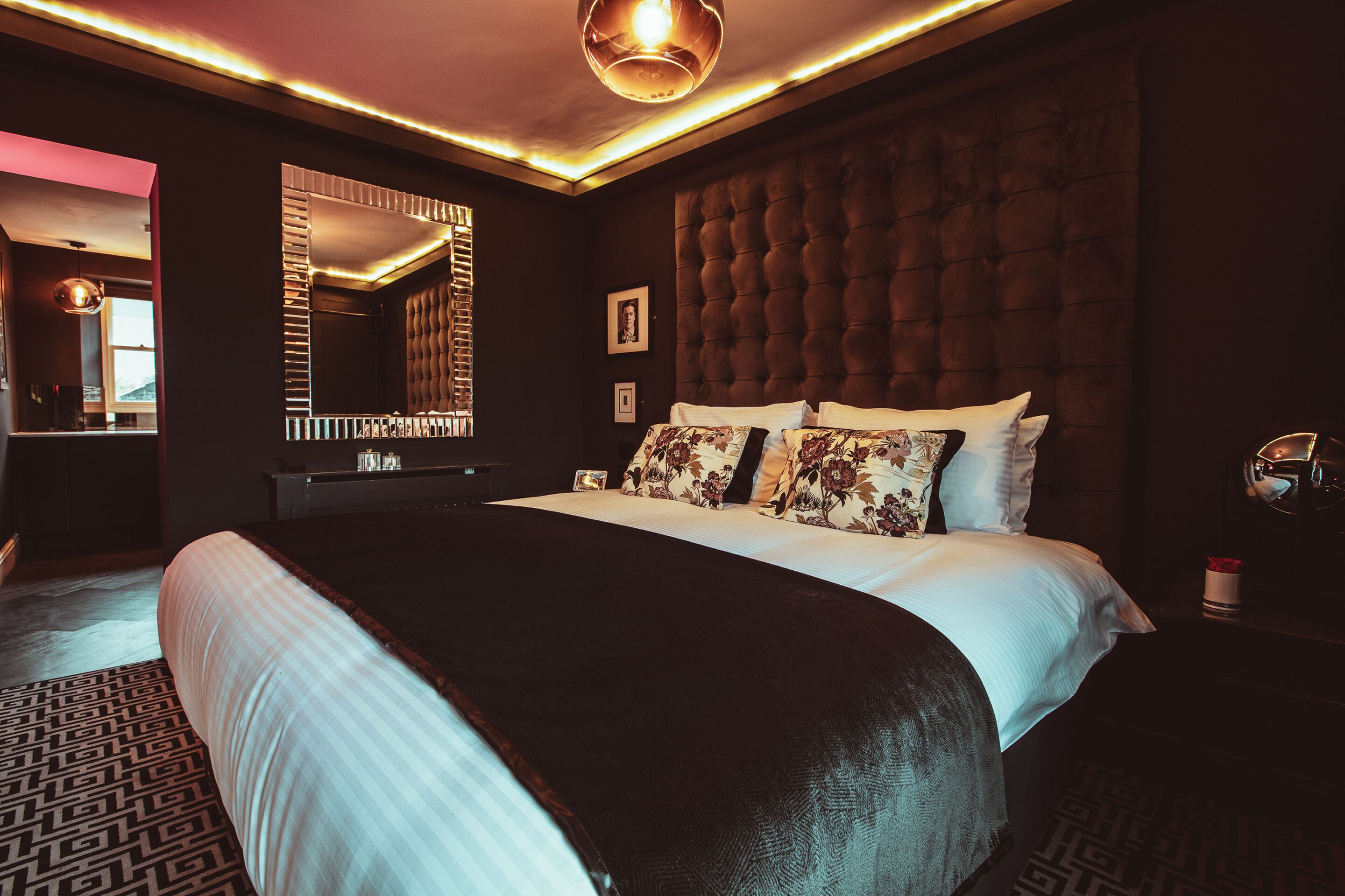 بديكورات فريدة لكل غرفة وطراز فريد لكل وحدة ومكتب وواي فاي مجانً ا