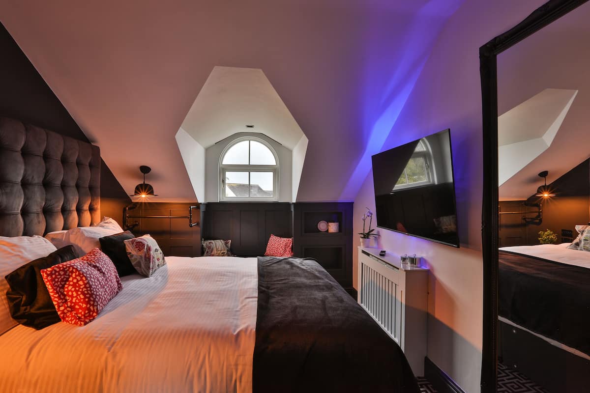 Wall Street Apartment | 2 bedrooms, individually decorated, individually furnished, desk