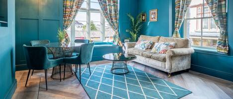 Apartamento de lujo, 2 habitaciones | Zona de estar | Smart TV de 40 pulgadas con canales por satélite, una televisión