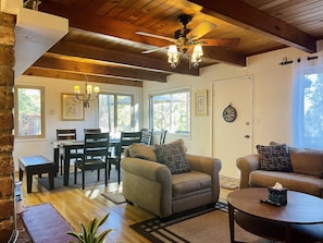 Älytelevisio, takka, videopelejä, pöytäjalkapallopöytä