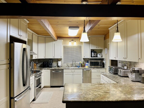 冰箱、微波炉、烤箱、炉灶