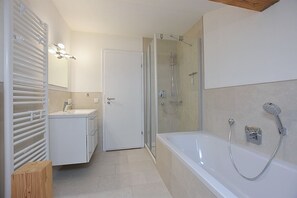 Badewanne, Haartrockner, Toilettenpapier