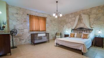 3 Schlafzimmer, Schreibtisch, Bügeleisen/Bügelbrett, Reisekinderbett