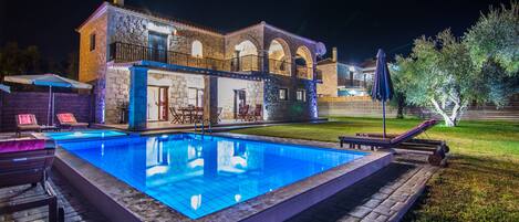 حمّام سباحة خارجي