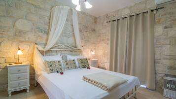 3 bedrooms, desk, iron/ironing board, travel crib