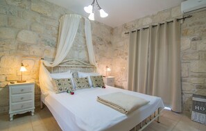 3 chambres, bureau, fer et planche à repasser, lit parapluie