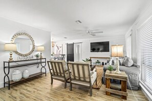 Unclassified image, 3 of 49, button - FABULOUS POOL ~ GAME ROOM ~ PUTT PUTT GOLF ~ CAR CHARGER ~ SPECIALS (Bradenton)