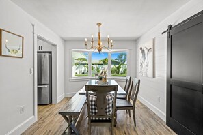 Unclassified image, 5 of 49, button - FABULOUS POOL ~ GAME ROOM ~ PUTT PUTT GOLF ~ CAR CHARGER ~ SPECIALS (Bradenton)