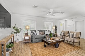 Unclassified image, 4 of 49, button - FABULOUS POOL ~ GAME ROOM ~ PUTT PUTT GOLF ~ CAR CHARGER ~ SPECIALS (Bradenton)