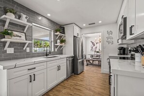 Een koelkast, een microgolfoven, een oven, een kookplaat