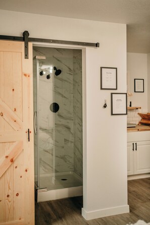 Spa - Tiny Cabin in the Woods | Hot Tub & Alpaca Rescue (Grants Pass)