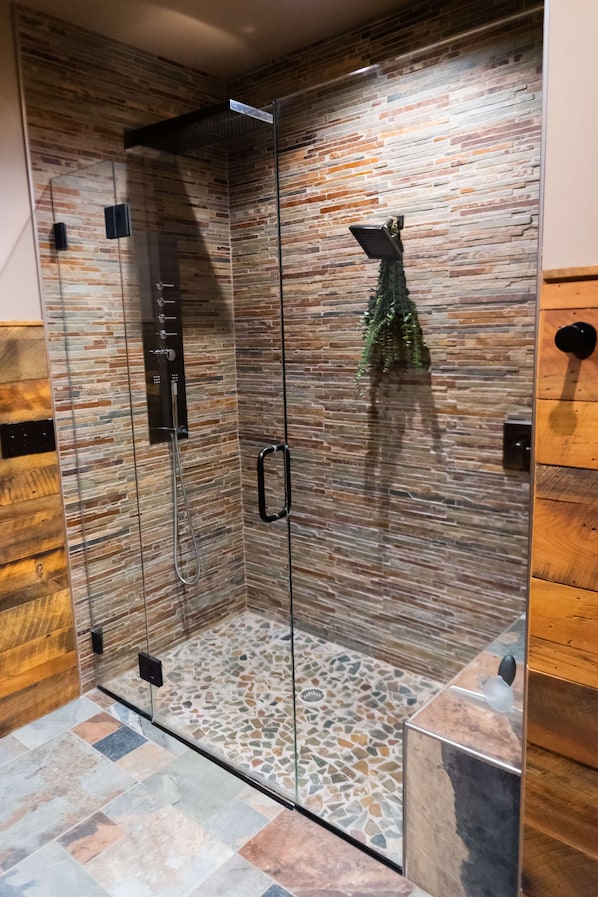 Shower, jetted tub, hair dryer, towels