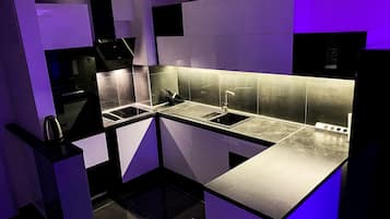 冷蔵庫、電子レンジ、オーブン、コンロ