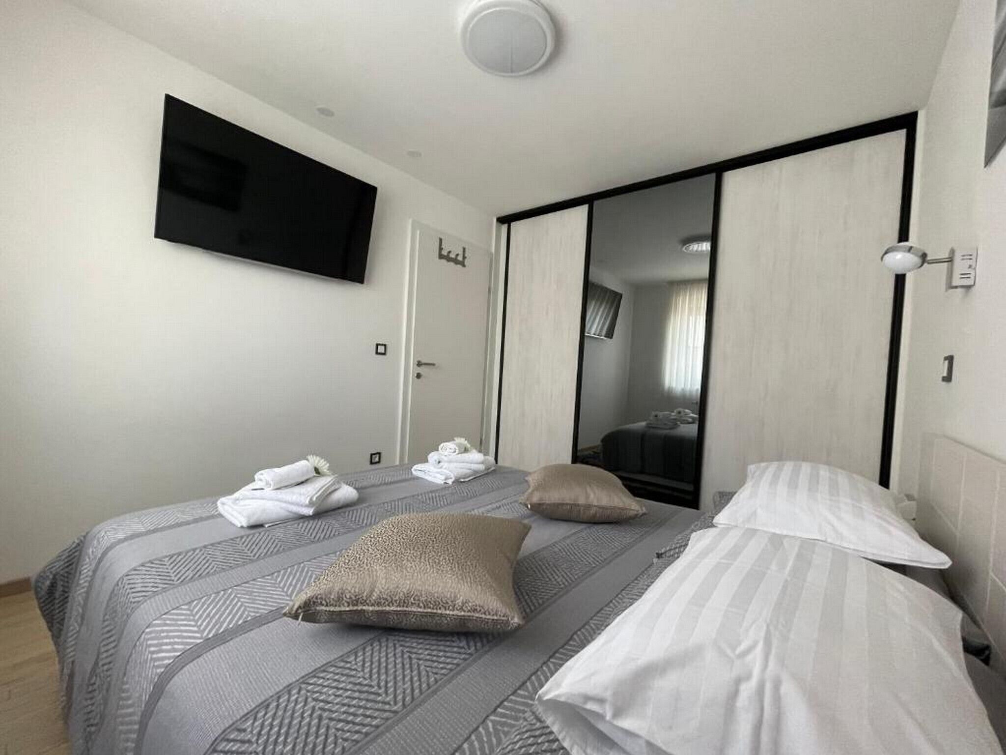 2 habitaciones, tabla de planchar con plancha, internet y ropa de cama 