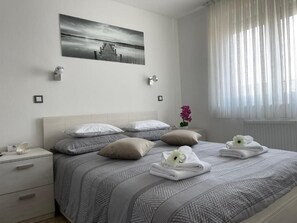 2 chambres, fer et planche à repasser, accès Internet, draps fournis