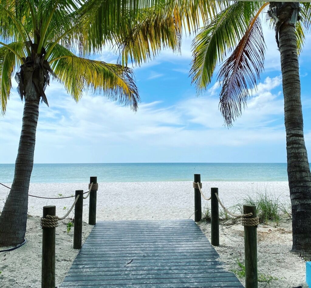 Playa en los alrededores, camastros y toallas de playa 