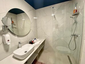 Dusche, kostenlose Toilettenartikel, Haartrockner, Handtücher